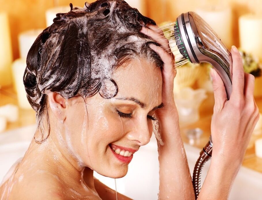Con psoriasis del cuero cabelludo, es necesario lavar con champú medicado