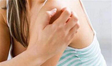 niña rascándose el hombro